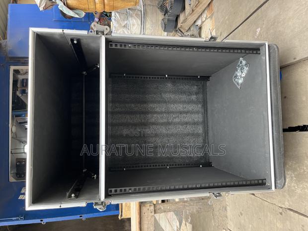16u Amp Rack Three Doors · Photo 4