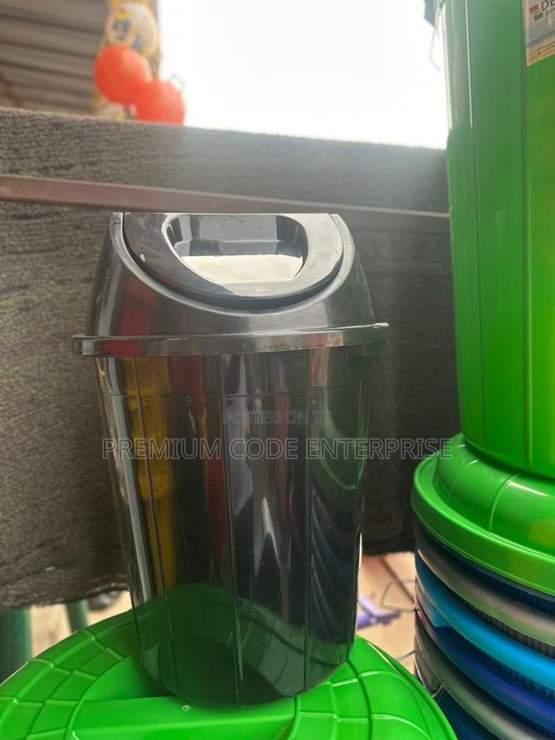 50l Black Swing Lid Dustbin · Photo 1
