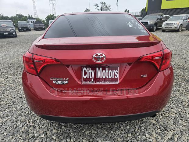 Toyota Corolla SE 4dr Sedan (1.8L 4cyl CVT) 2017 Burgundy · Photo 5