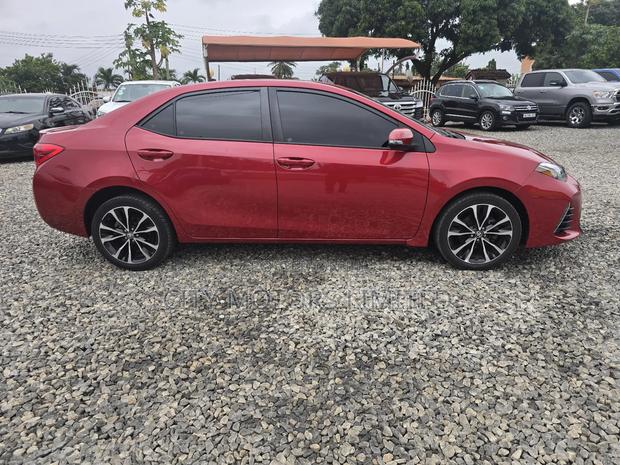 Toyota Corolla SE 4dr Sedan (1.8L 4cyl CVT) 2017 Burgundy · Photo 7