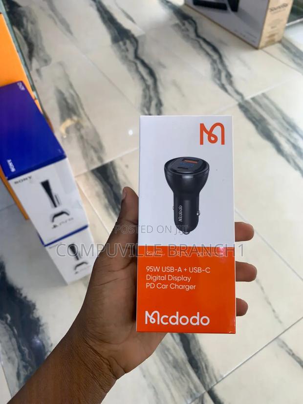 95w Usb-A+ Usb-C Digital Display Pd Car Charger · Photo 1