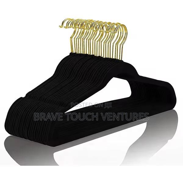 10 Piece Velvet Hanger With Anti-Slip Notches · Photo 4