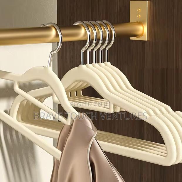10 Piece Velvet Hanger With Anti-Slip Notches · Photo 3