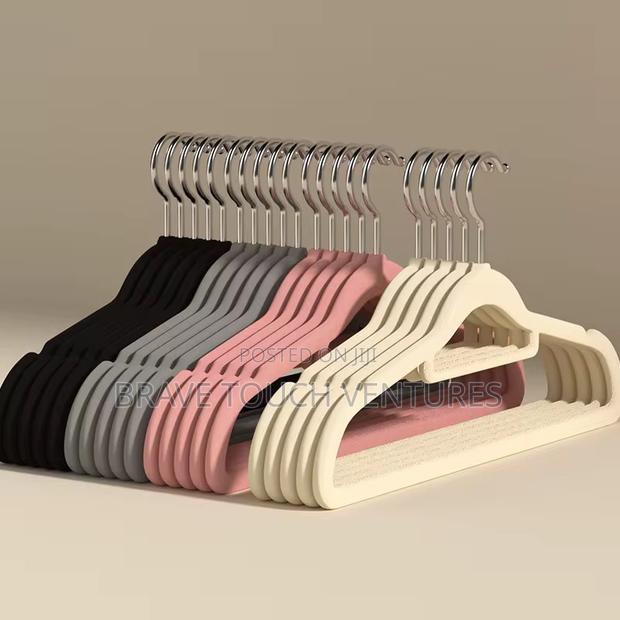 10 Piece Velvet Hanger With Anti-Slip Notches · Photo 2