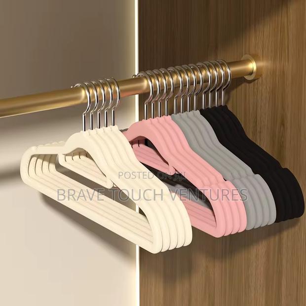 10 Piece Velvet Hanger With Anti-Slip Notches · Photo 1