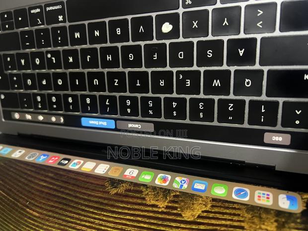 Laptop Apple MacBook Pro 2018 8GB Intel Core I5 SSD 256GB · Photo 1