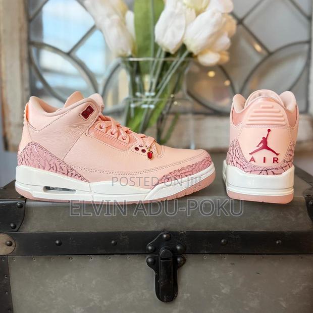 Air Jordan 3 “ Valentines “ Sneaker . · Photo 2