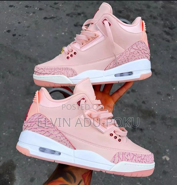 Air Jordan 3 “ Valentines “ Sneaker . · Photo 1