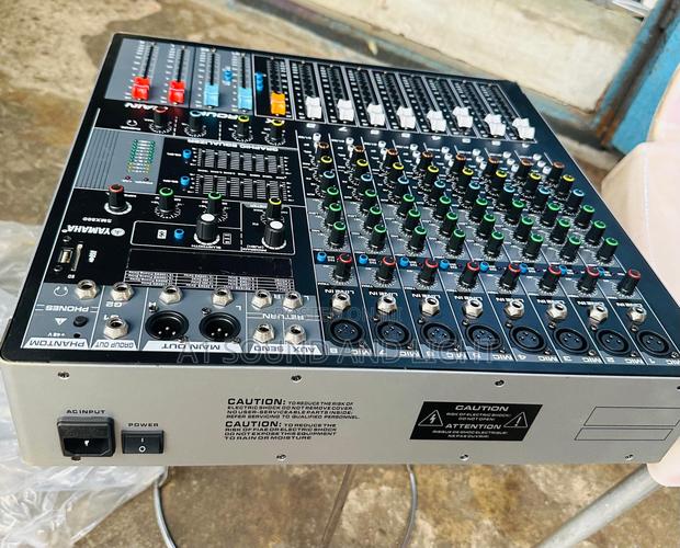 Yamaha Smx800 8 Channels Live Mixer · Photo 2