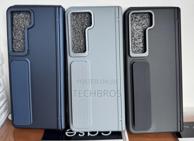 Galaxy Fold 5 Case With Strap And Glass Screen Protector · Photo 2