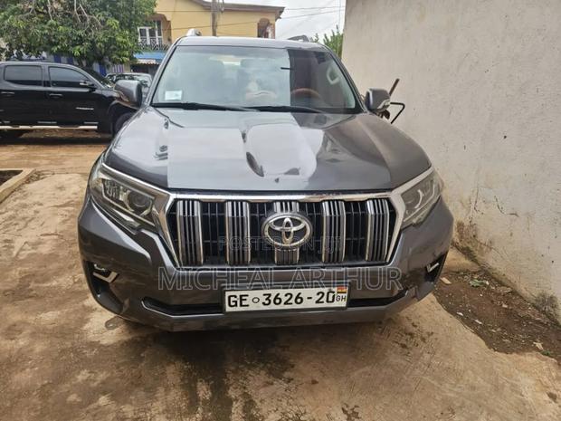 Toyota Land Cruiser Prado 2017 Gray · Photo 1