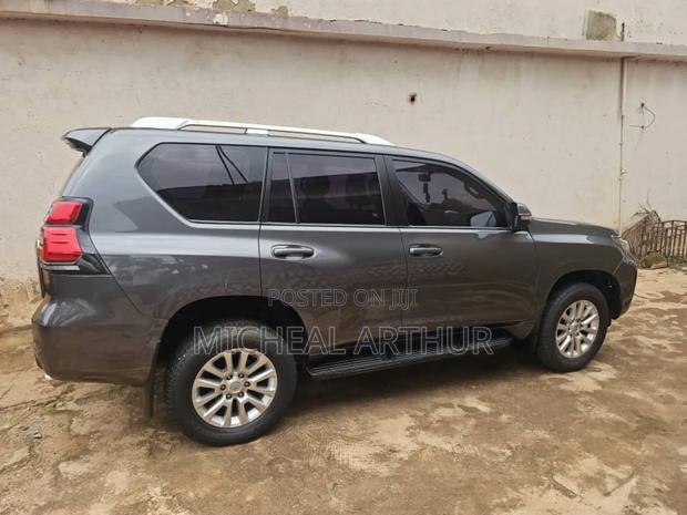 Toyota Land Cruiser Prado 2017 Gray · Photo 4