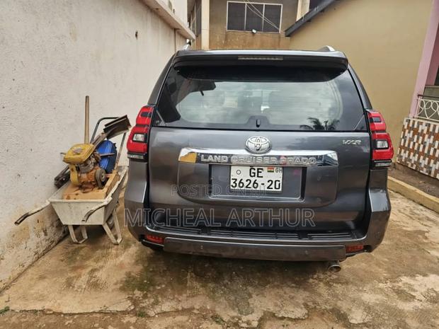 Toyota Land Cruiser Prado 2017 Gray · Photo 5