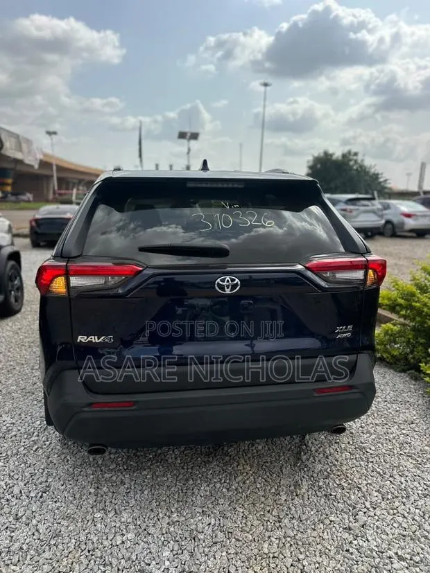 Toyota RAV4 2022 Black · Photo 1