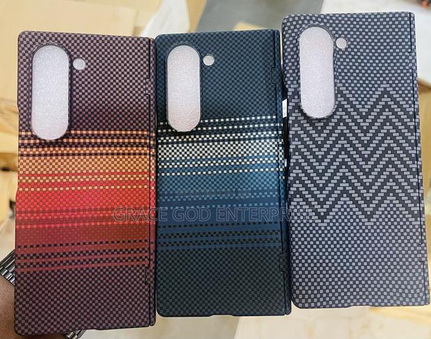 Original Carbon Fibre Fold 6 & 7 Case With Glass Protector · Photo 1