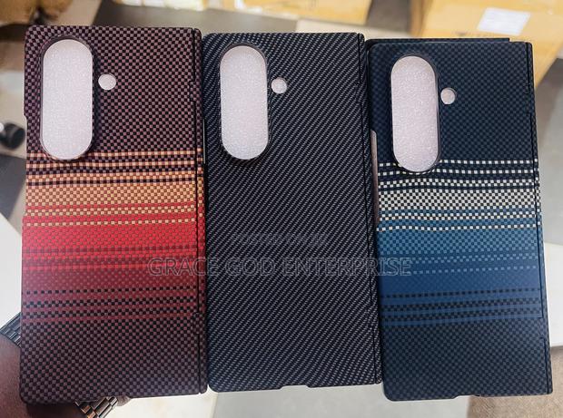 Original Carbon Fibre Fold 6 & 7 Case With Glass Protector · Photo 2