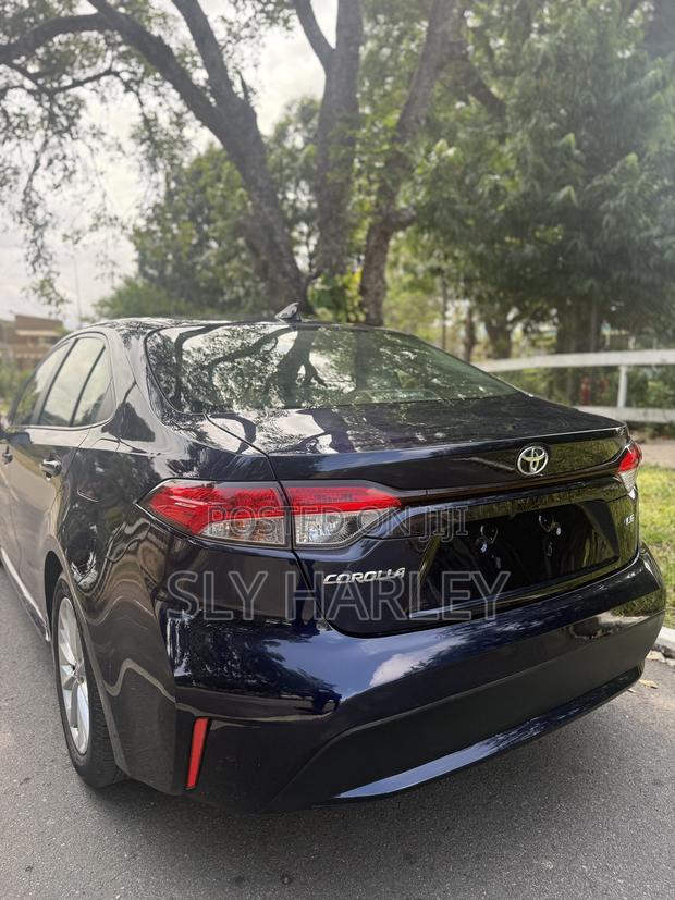 Toyota Corolla LE 2021 Blue · Photo 4