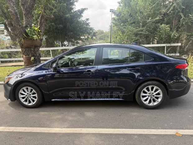 Toyota Corolla LE 2021 Blue · Photo 3