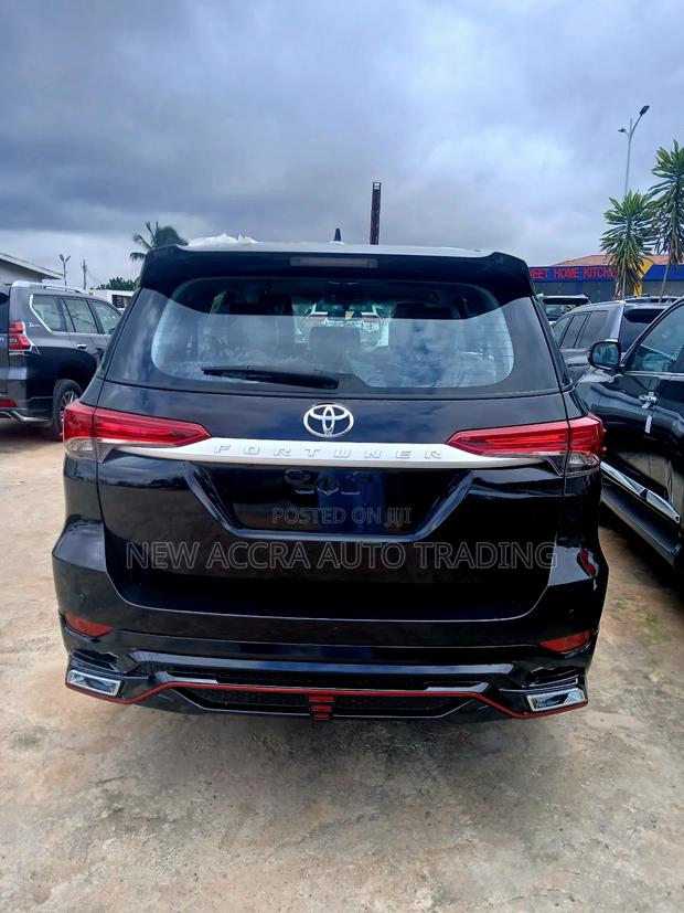 New Toyota Fortuner 2025 Black · Photo 4