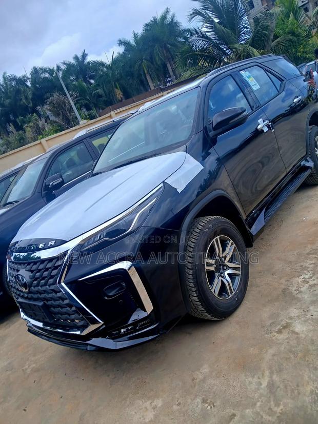 New Toyota Fortuner 2025 Black · Photo 3