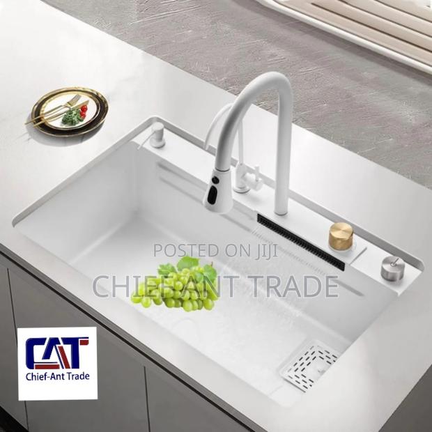 Waterfall Kitchen Sink White · Photo 3