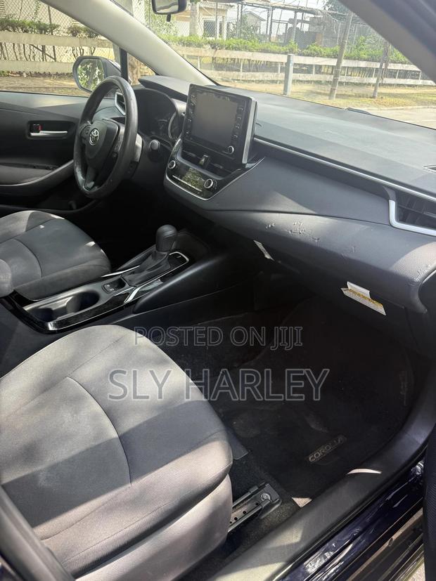 Toyota Corolla LE 2021 Blue · Photo 6