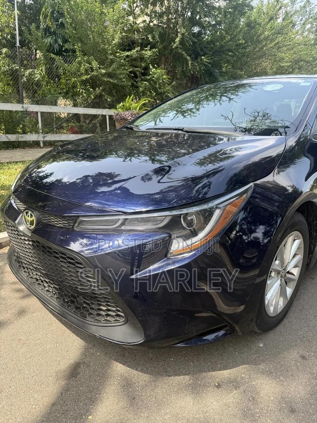 Toyota Corolla LE 2021 Blue · Photo 2