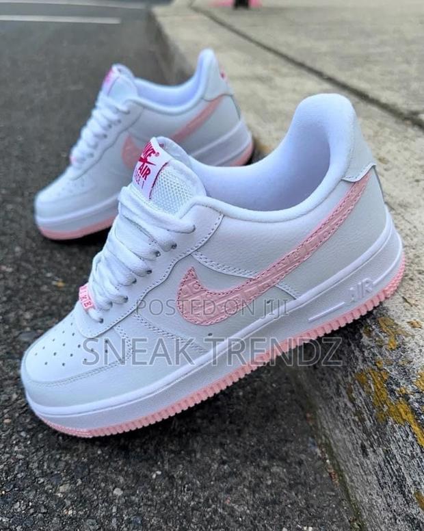 Nike Air Force 1 Pink Love · Photo 2