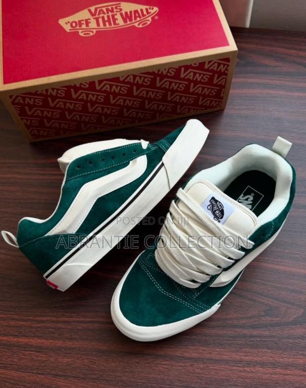 Available Knu Skool Vans Green/White · Photo 1