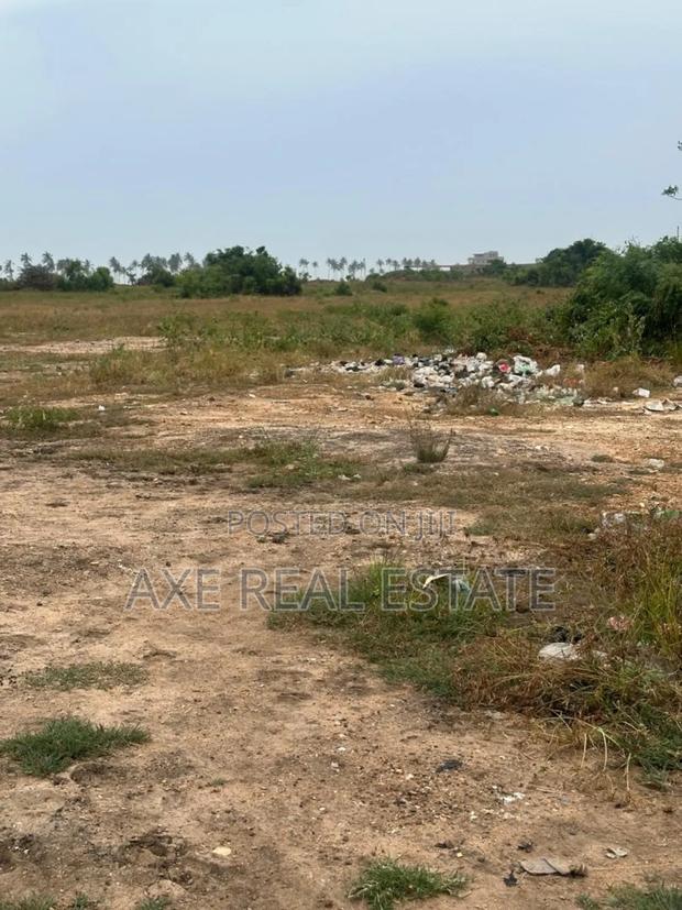 Mad Rush on Plots at Ningo Prampram · Photo 3