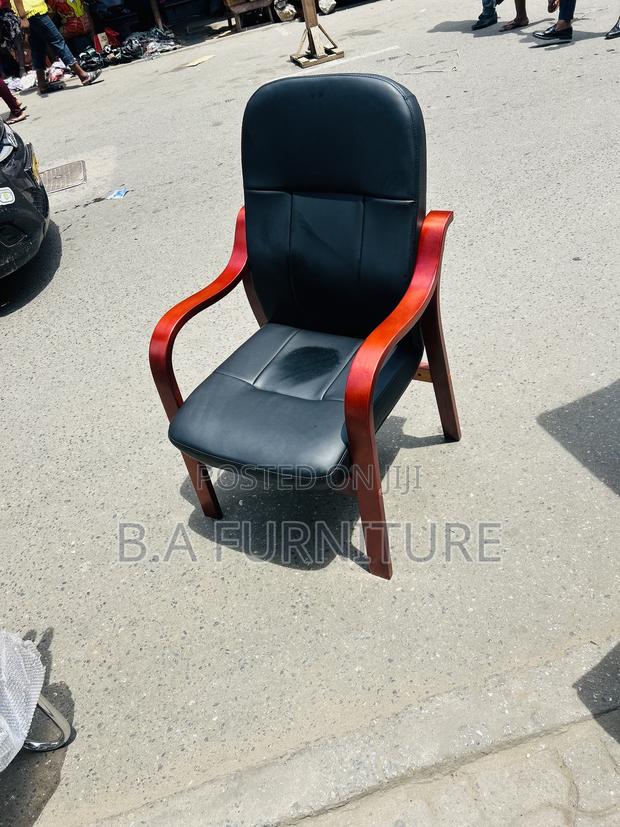 Executive Office/Conference Chair With Wooden Handle · Photo 2