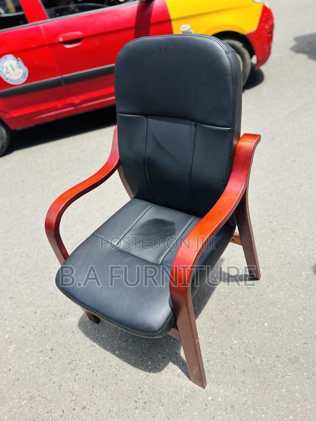 Executive Office/Conference Chair With Wooden Handle · Photo 1