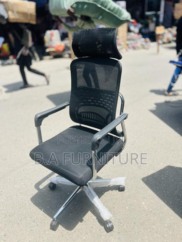 Net Office Chair With Headrest · Photo 1