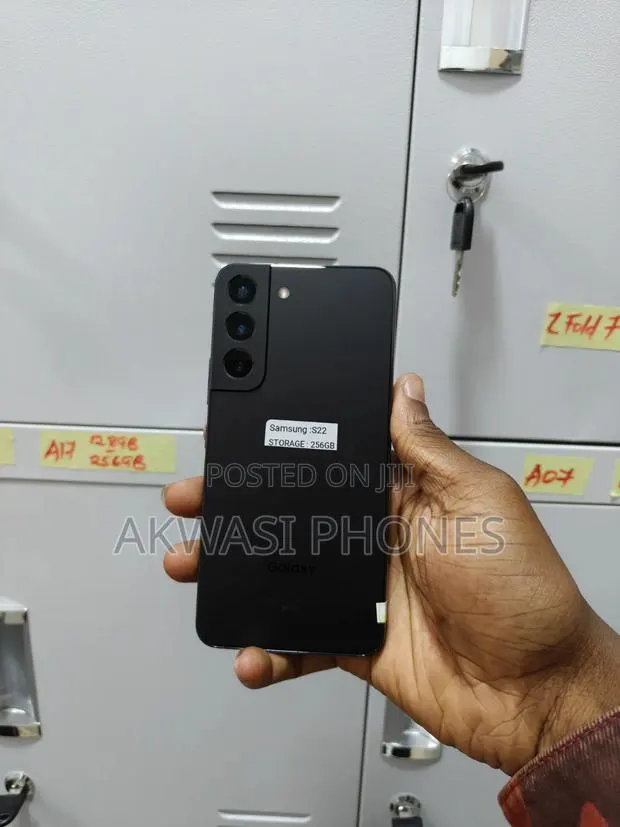 New Samsung Galaxy S22 5G 256 GB Black · Photo 1
