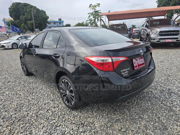 Toyota Corolla S 4dr Sedan (1.8L 4cyl CVT) 2016 Black · Photo 6