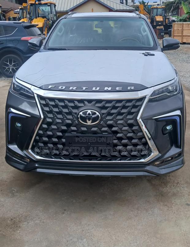 New Toyota Fortuner 2025 Gray · Photo 2