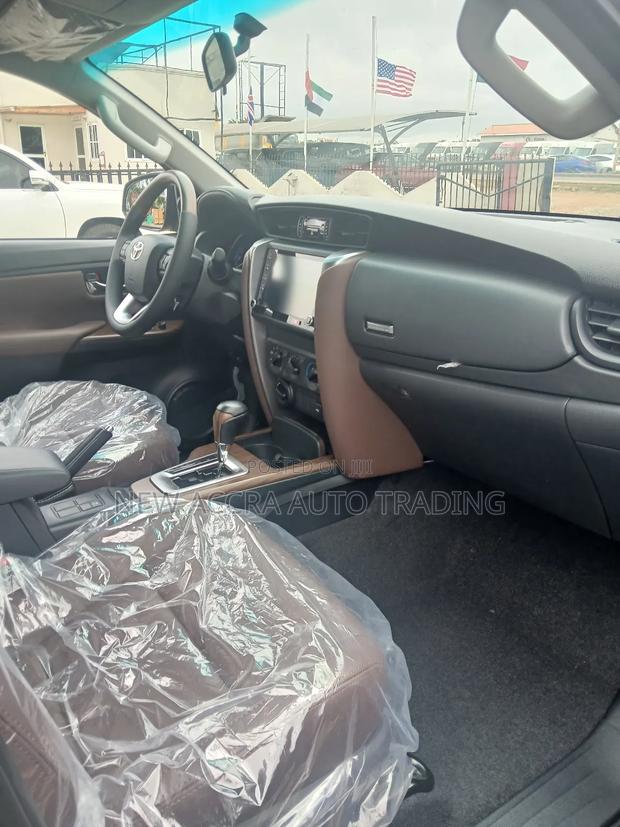 New Toyota Fortuner 2025 Gray · Photo 7