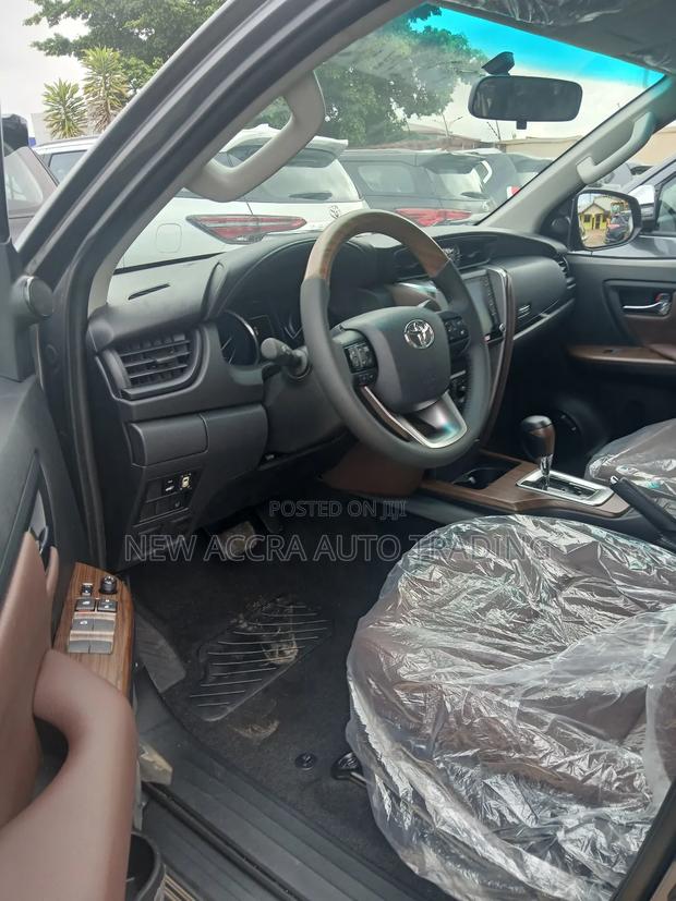 New Toyota Fortuner 2025 Gray · Photo 6