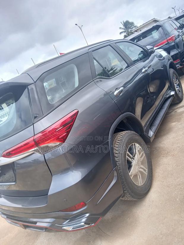 New Toyota Fortuner 2025 Gray · Photo 3