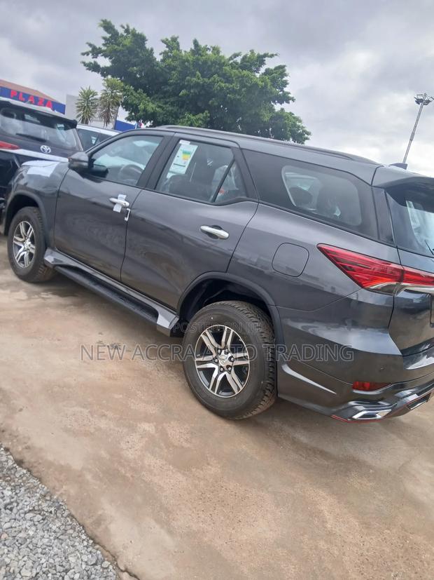New Toyota Fortuner 2025 Gray · Photo 4