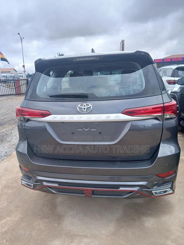 New Toyota Fortuner 2025 Gray · Photo 5