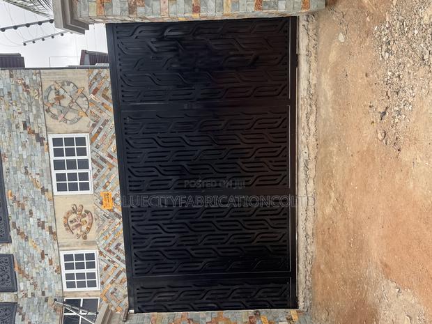 Sliding Gate With Small Door · Photo 2