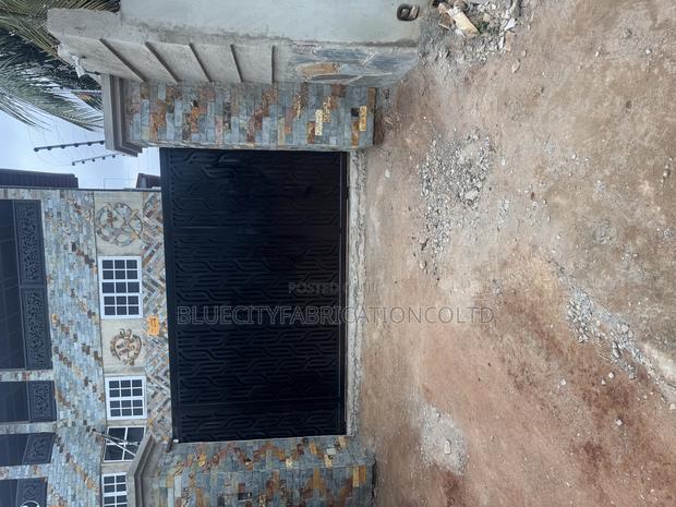Sliding Gate With Small Door · Photo 3