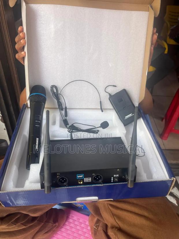 Shure Klv3 Hand and Lapel Professional Wireless Microphone System · Photo 4