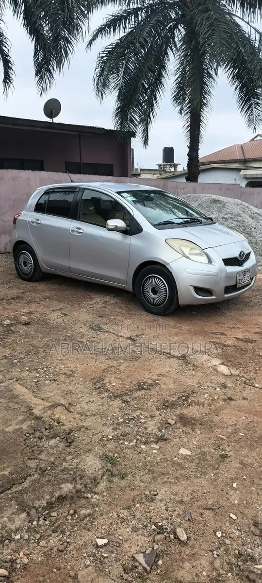 Toyota Vitz 2010 Silver · Photo 1