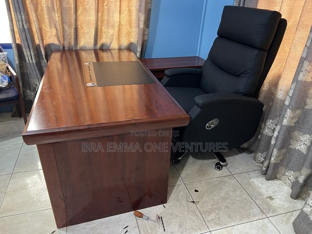 Executive L Tabe And Chair · Photo 2
