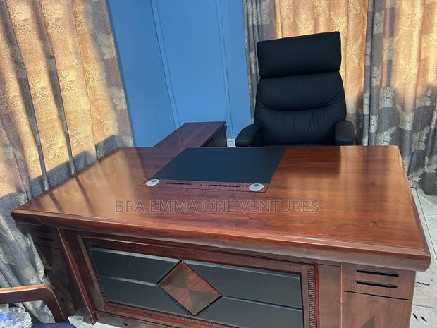 Executive L Tabe And Chair · Photo 1