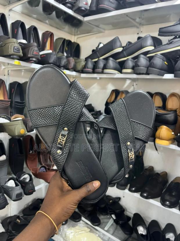 Relaxed Slippers Available in Sizes · Photo 3