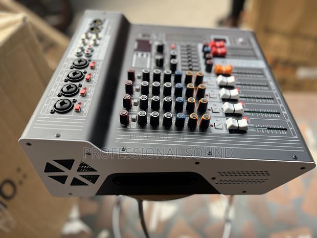 4 Channel Powered Mixer · Photo 1