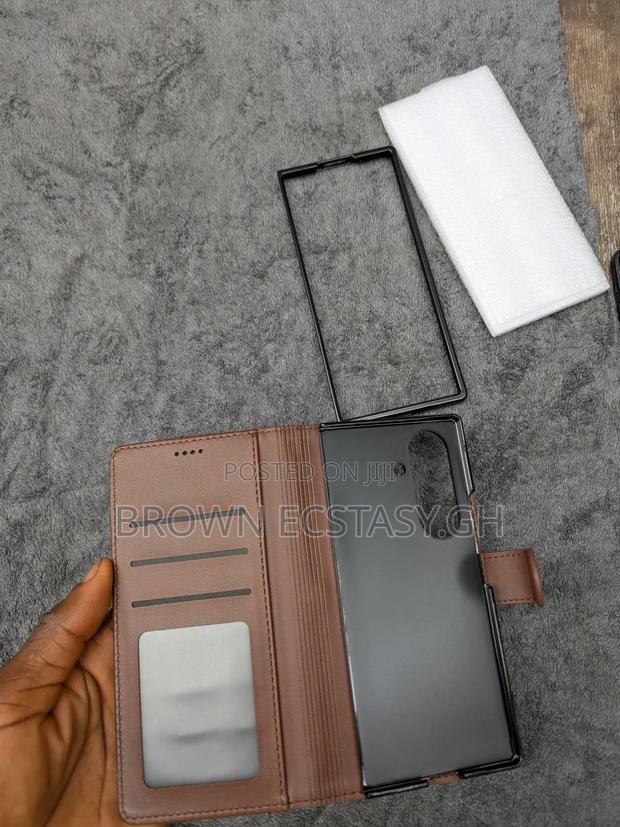 Z Fold 7 Leather Case · Photo 3